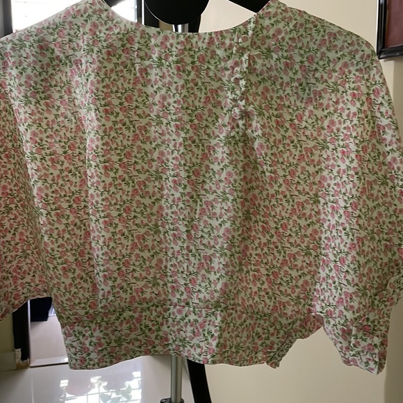 Chic and dainty floral crop top - Picture 7 of 12